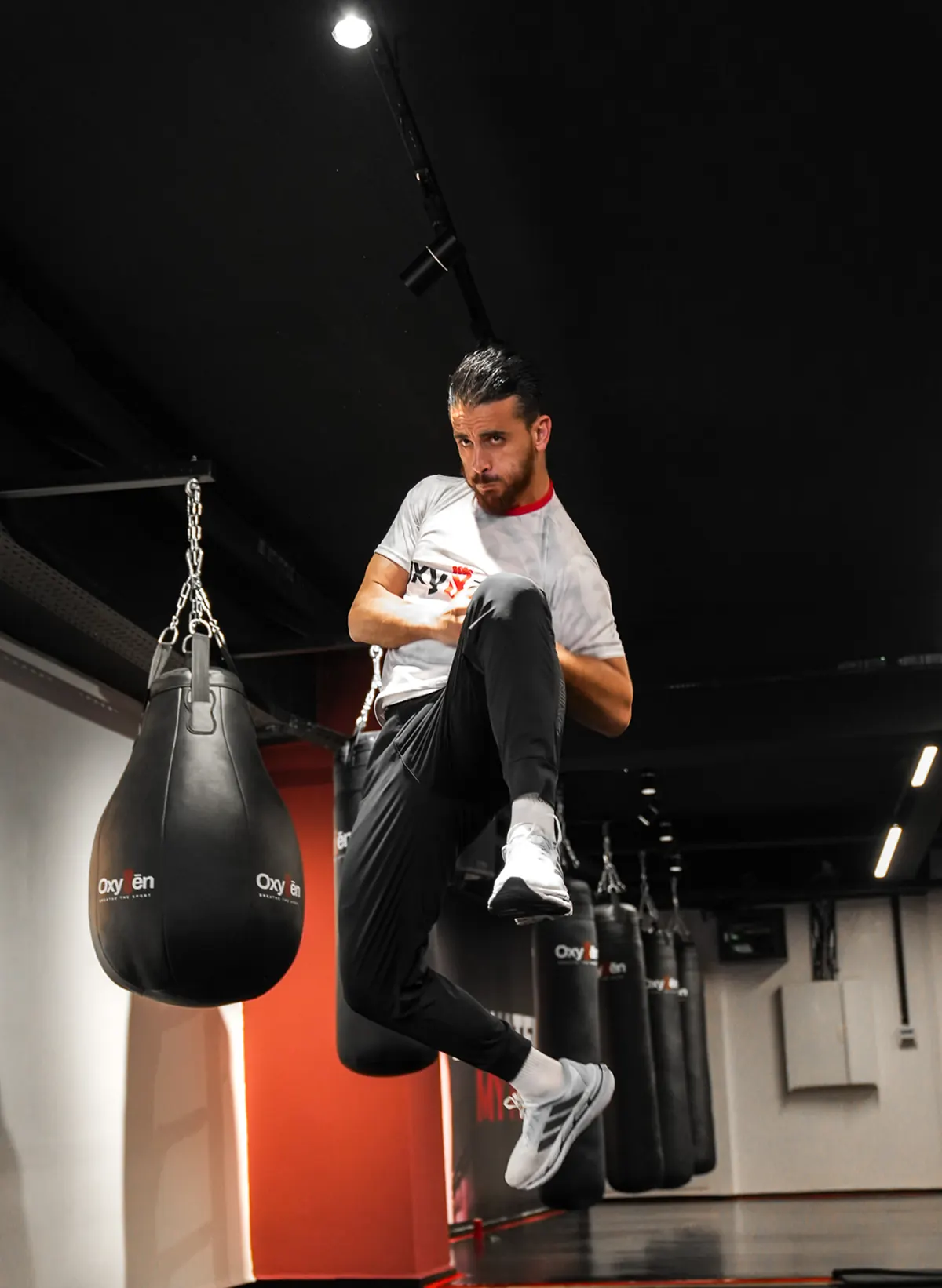 Membre qui frappe au sac dans l'espace fight
