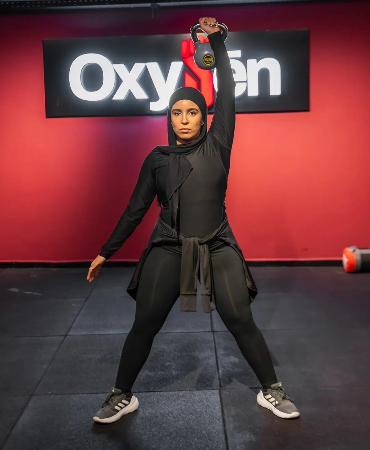 Membre en séance kettlebell devant le logo Oxygēn