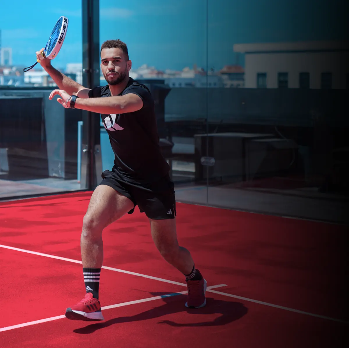 Joueur sur le terrain de padel