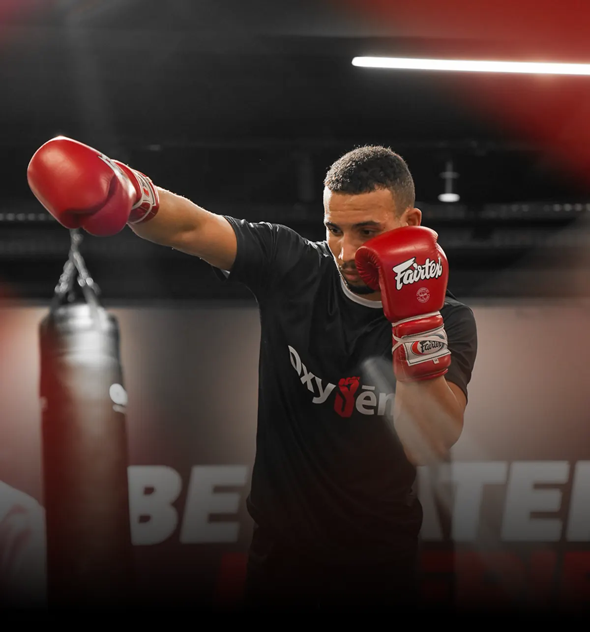 Boxeur à l'entraînement dans l'espace fight