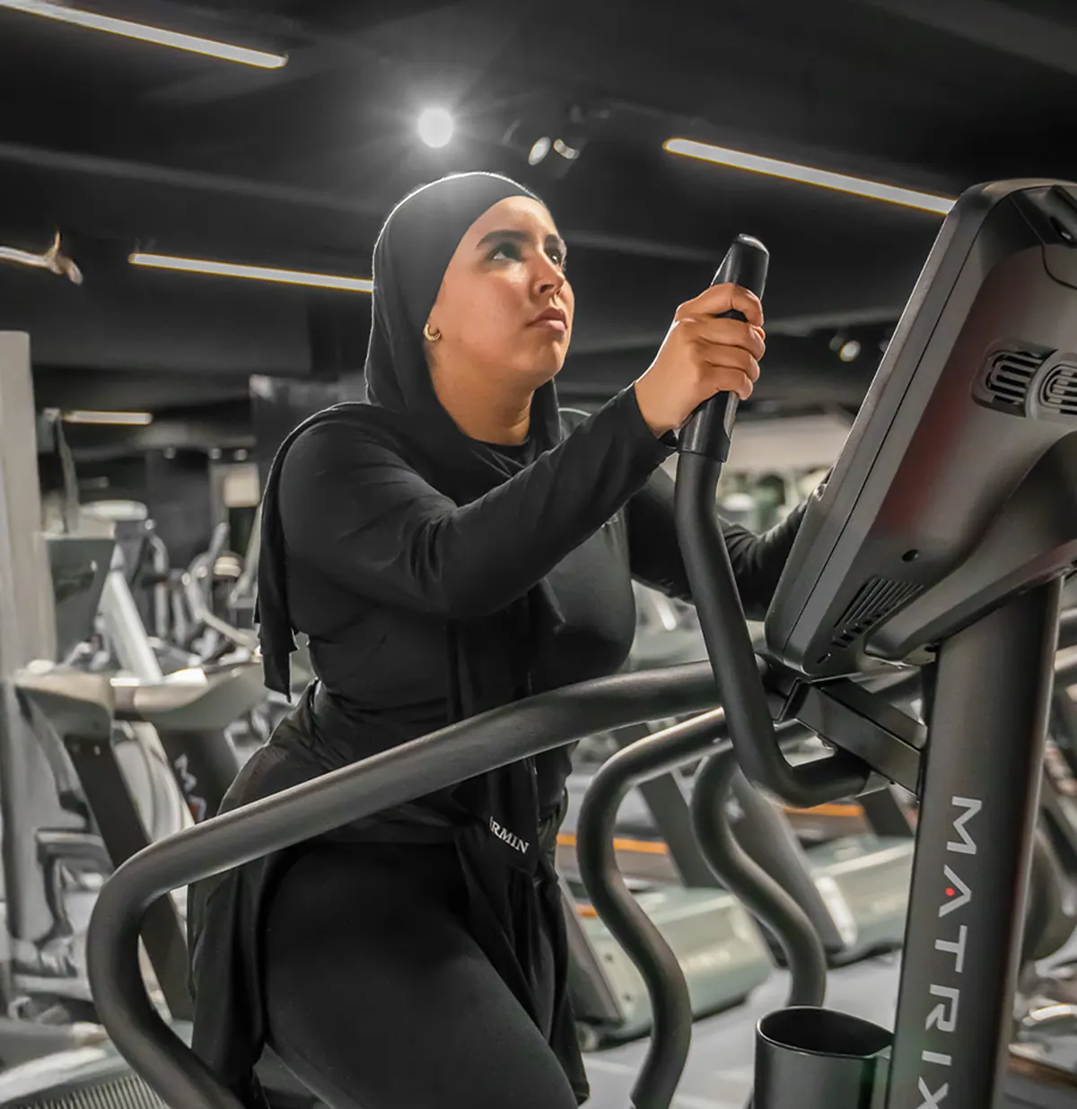 Membre sur un stepper dans l'espace cardio